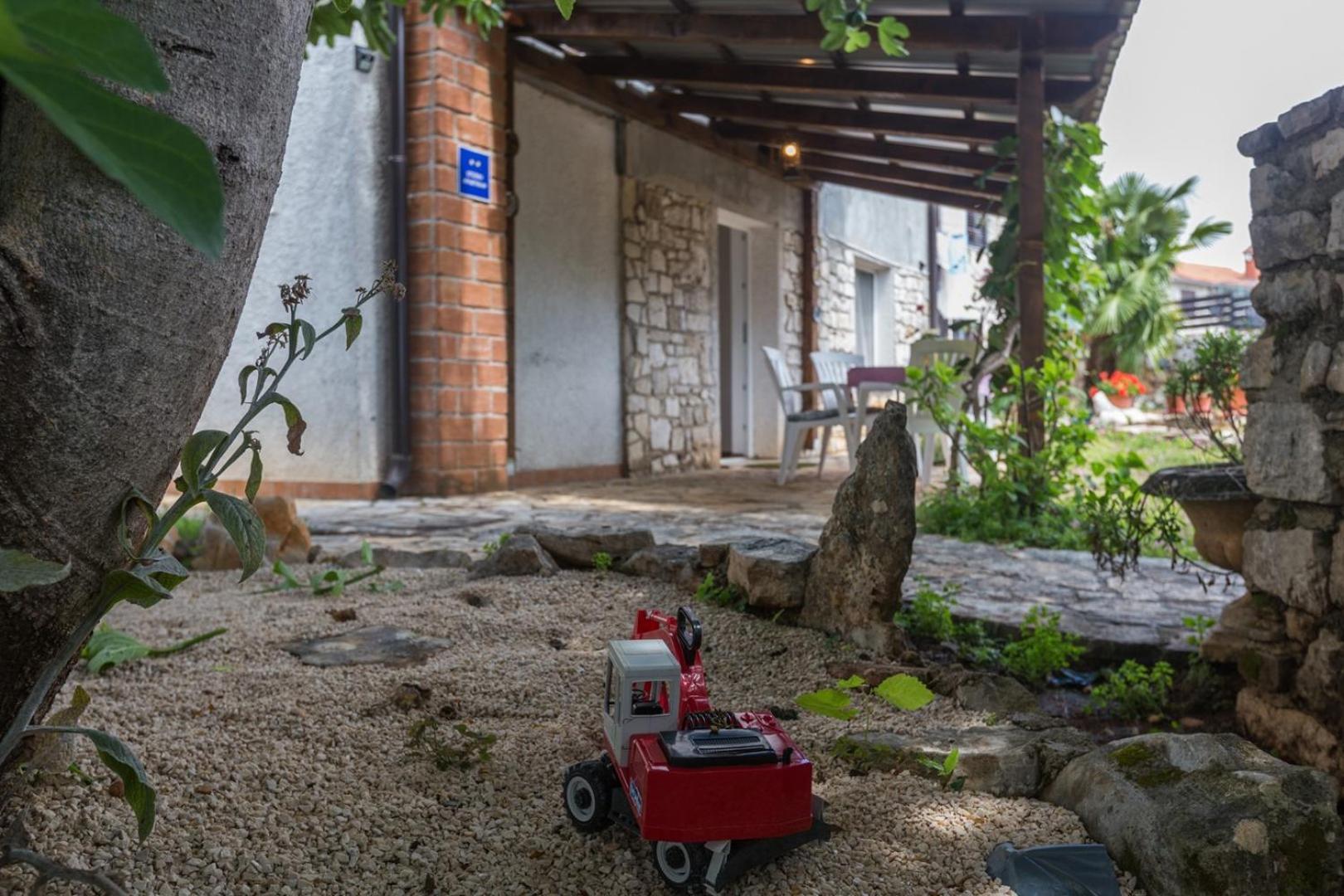 Guest house App Luka 1 - Garden For Children And Pets