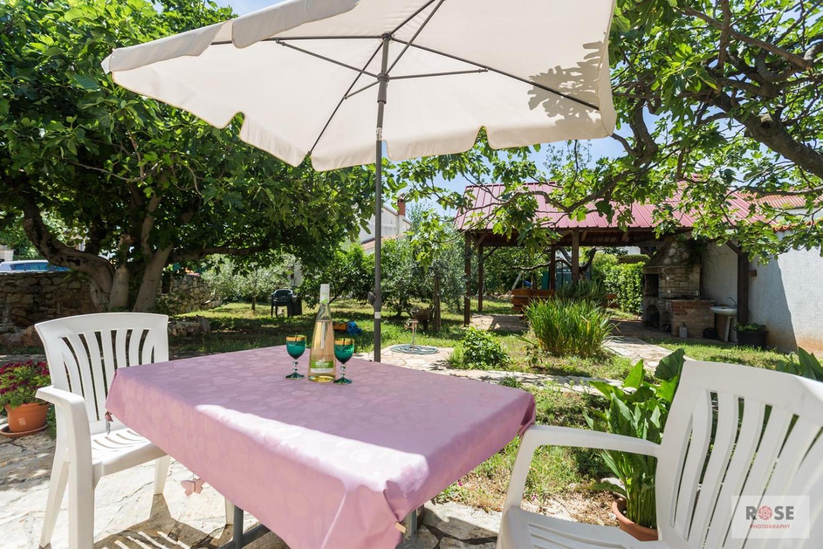 Guest house App Luka 1 - Garden For Children And Pets
